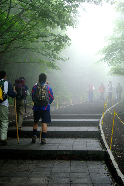 五合目の山小屋から、登山道起点となる古御獄神社まで石段が続く。 須走口(五合目〜新六合目)