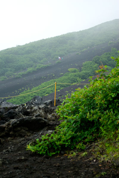 向こうに見えるのが下山道。須走口では、登山道と下山道が分かれている。 須走口(五合目〜新六合目)