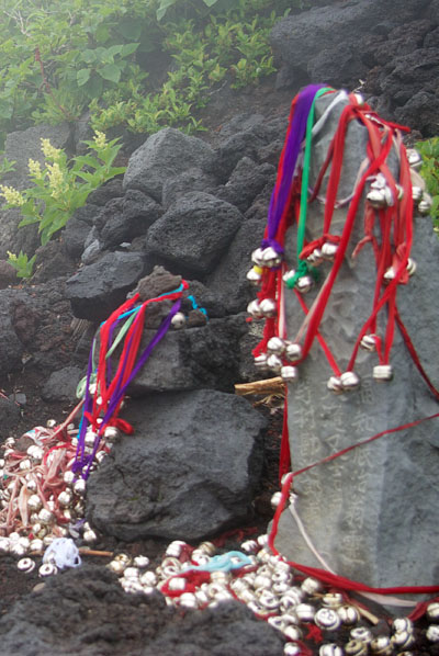 登山の安全を祈願しているのか、金剛杖についている鈴が祀られている。このような風景を途中いくつか見ることができる 須走口(六合目〜七合目)